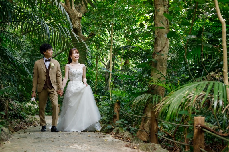 歩いている姿も絵になります♡