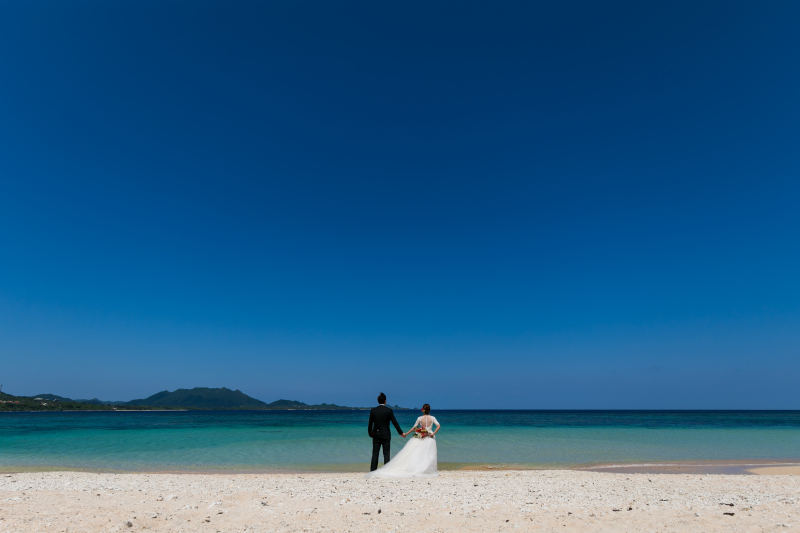 煌めく海、真っ白な砂浜