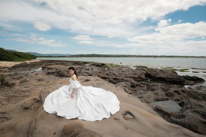 【成約特典/ドローンフォト】【岩場ビーチフォトプラン】衣裳・撮影・ヘアメイクすべて込み(撮影データ100カット)