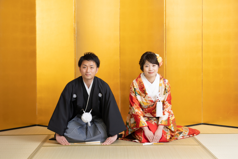 まずは、金屏風の前で1枚