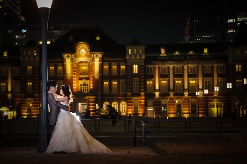お色直しをして夜の東京駅での撮影