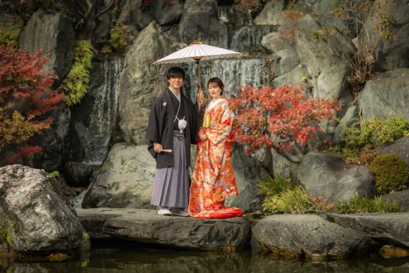 三段落としの滝を背景に