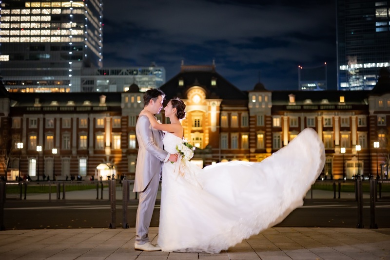 お色直しをして夜の東京駅での撮影