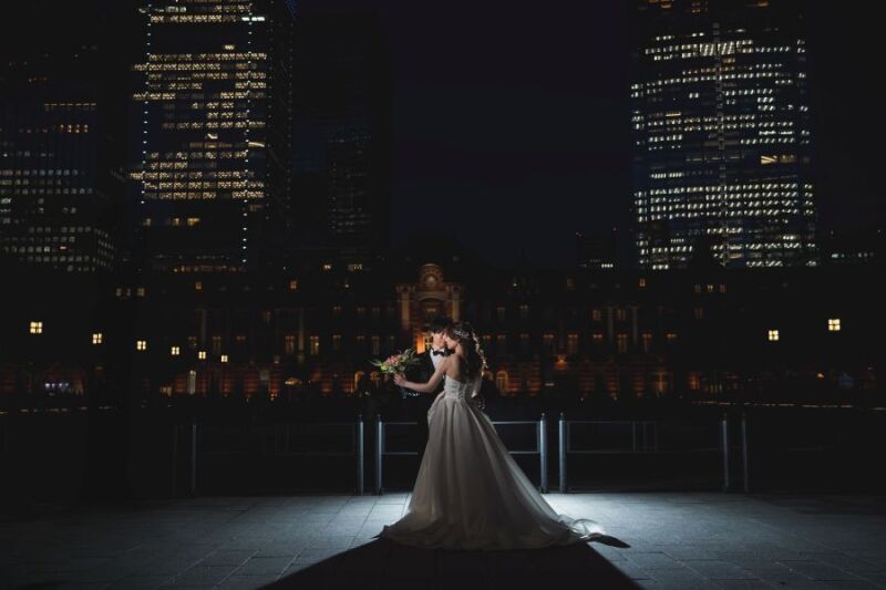 東京駅 駅舎前を背景に