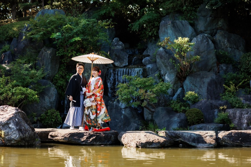 滝をバックに撮影