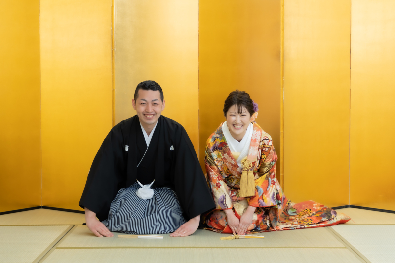 まずは、華雅苑定番の金屏風の前で撮影