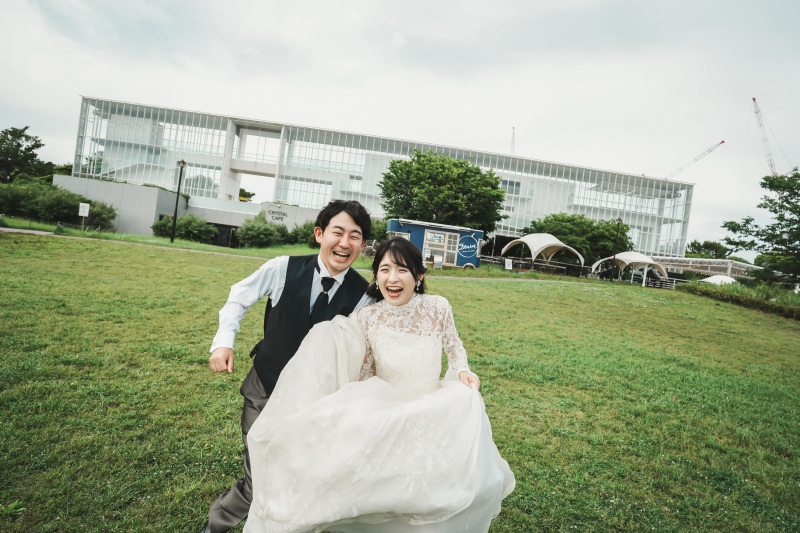 芝生の上を全力で