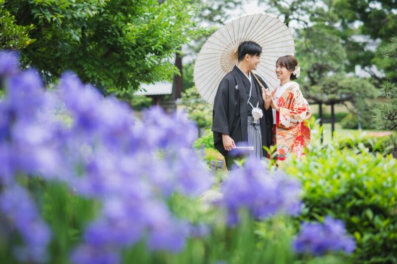 お花越しにお二人を撮影
