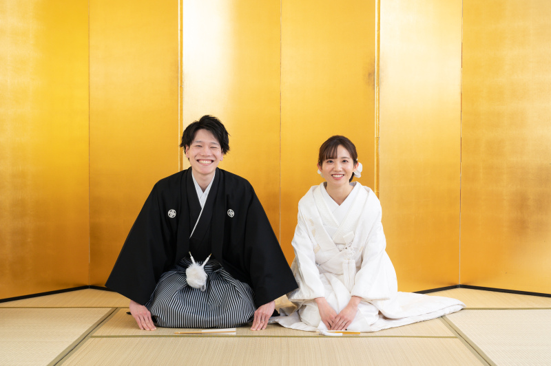 金屏風の前での写真