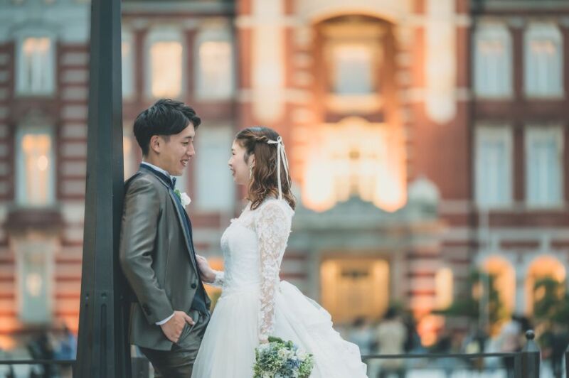 駅舎を背景に..