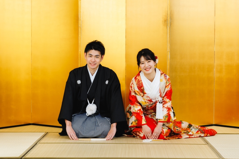 お支度が整ったらまずは金屏風の前で正座ショット