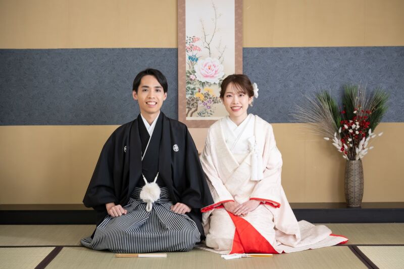 撮影のラストは掛軸を背景に