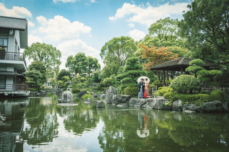 池のほとりにて