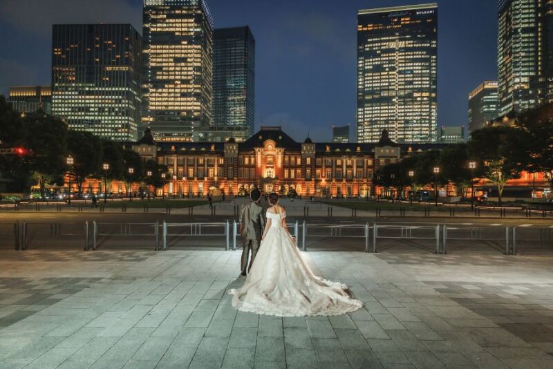 東京駅 駅舎前で