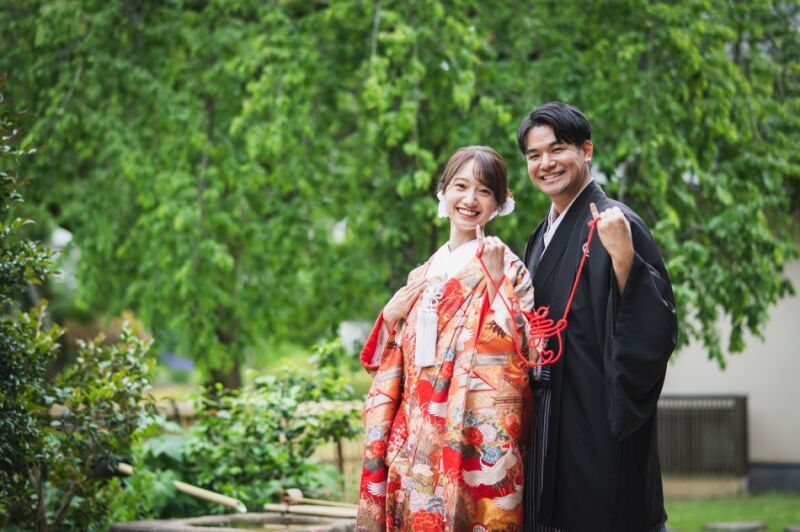 「寿」の赤い糸を小指に
