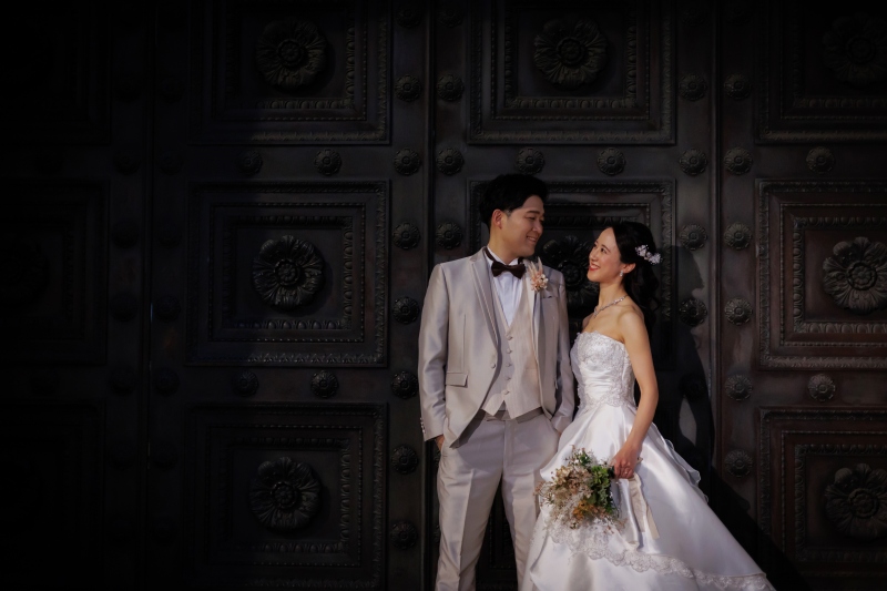 明治安田生命ビルの扉前での撮影