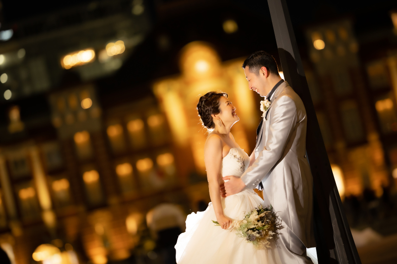 お色直しをして夜の東京駅で撮影