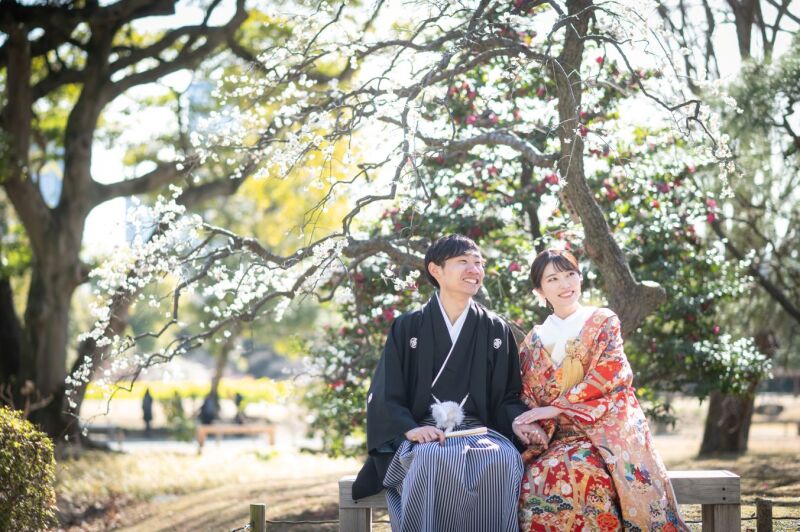 白梅を背景に♪