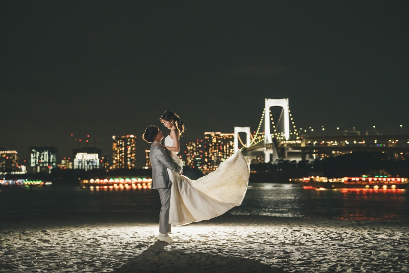 東京の夜景を背景に
