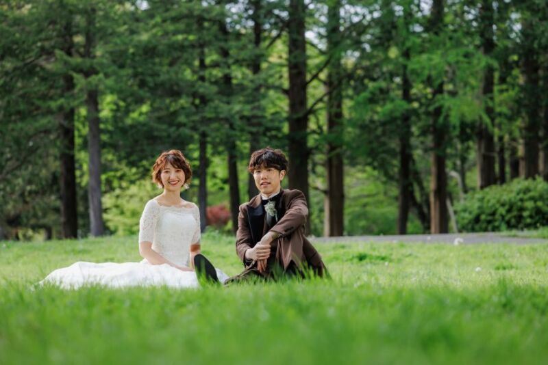 芝生に座ってのショット