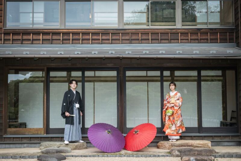 家屋の前で撮影