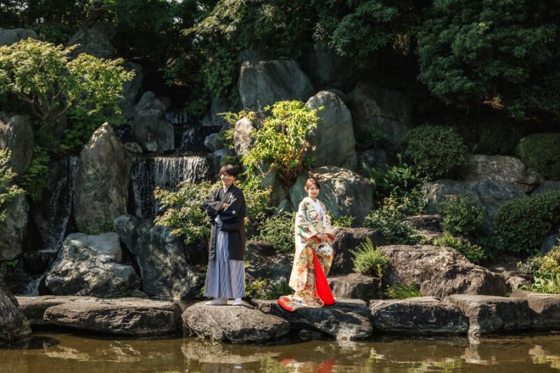 日本庭園内での滝も涼しげです