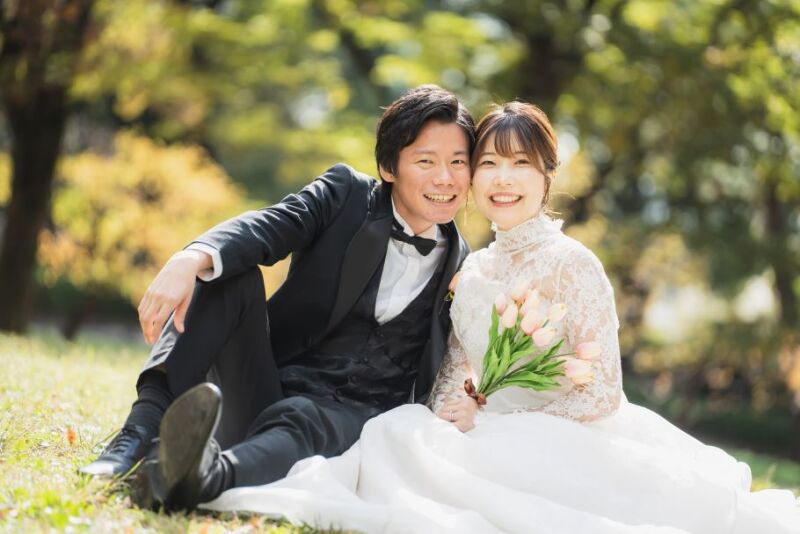 芝生の上に座ってのショット