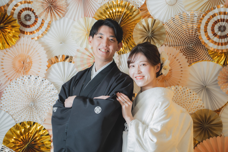 ペーパーファンを背景に