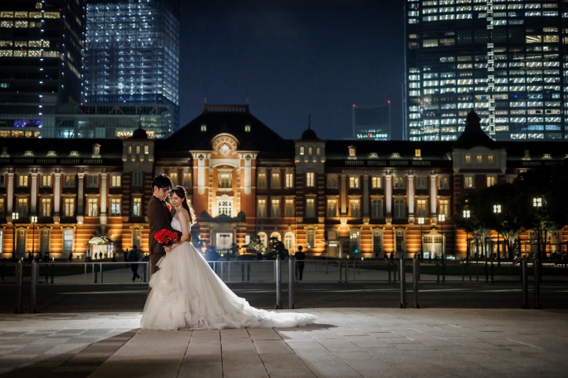 和装は日本庭園での撮影、洋装は東京駅ナイトの撮影