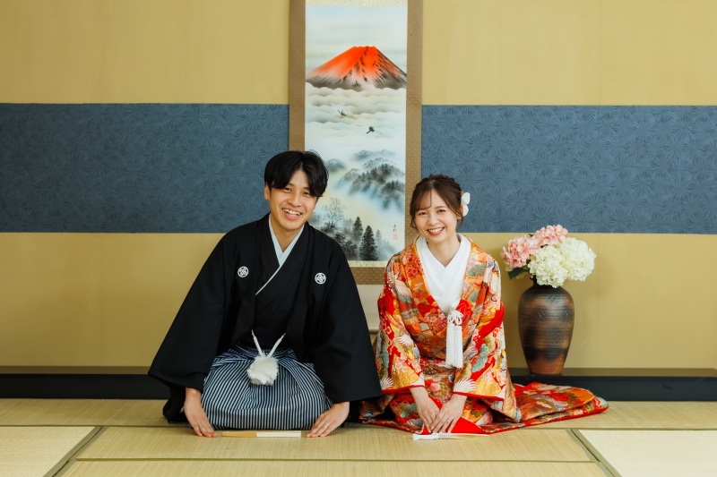 まずは、スタジオで正座ショットから