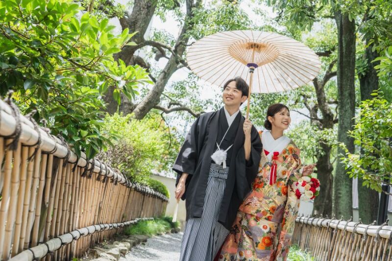 和傘にボールブーケを手に