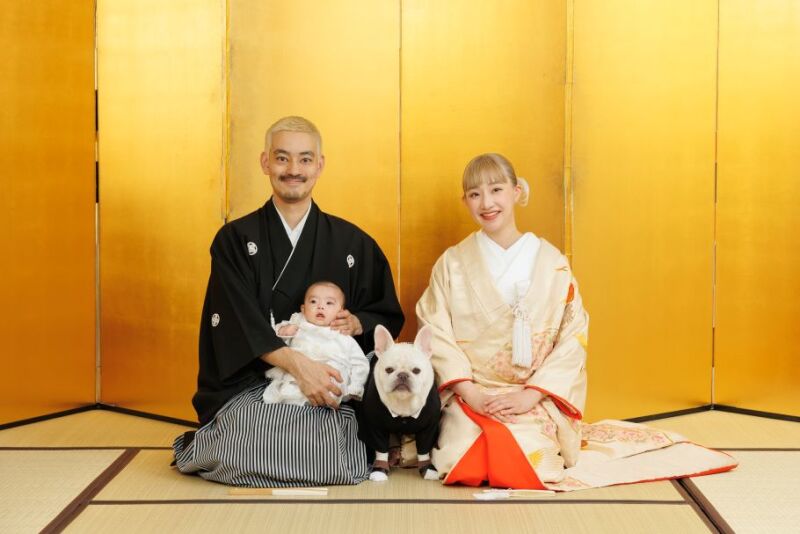 金屏風を背景に