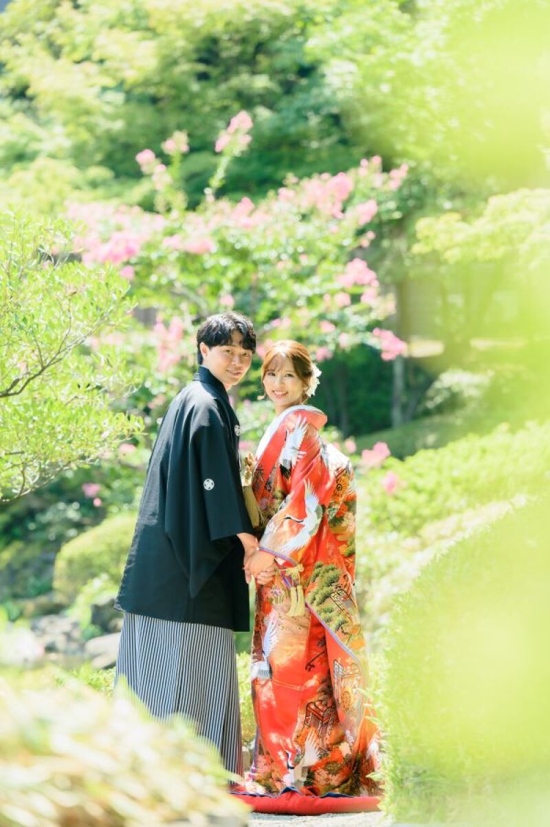 緑豊かな季節の日本庭園は色鮮やかに