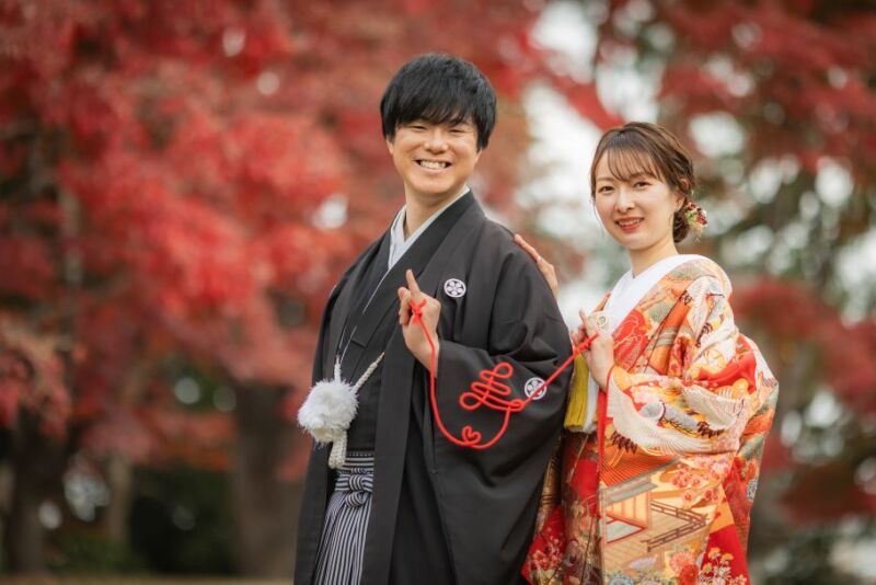 紅葉真っ最中の日本庭園で