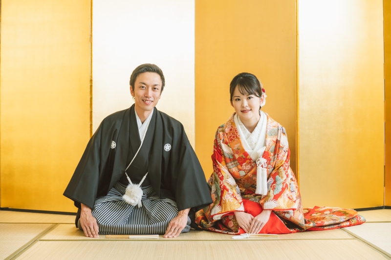 まずは、スタジオで正座ショット