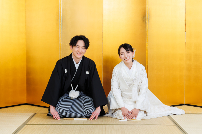 金屏風の前での写真