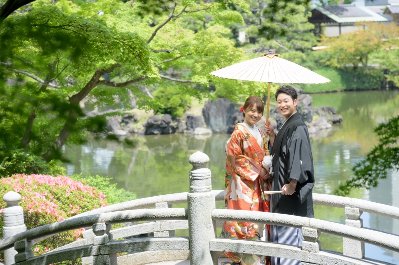 旧安田庭園特長の太鼓橋にて