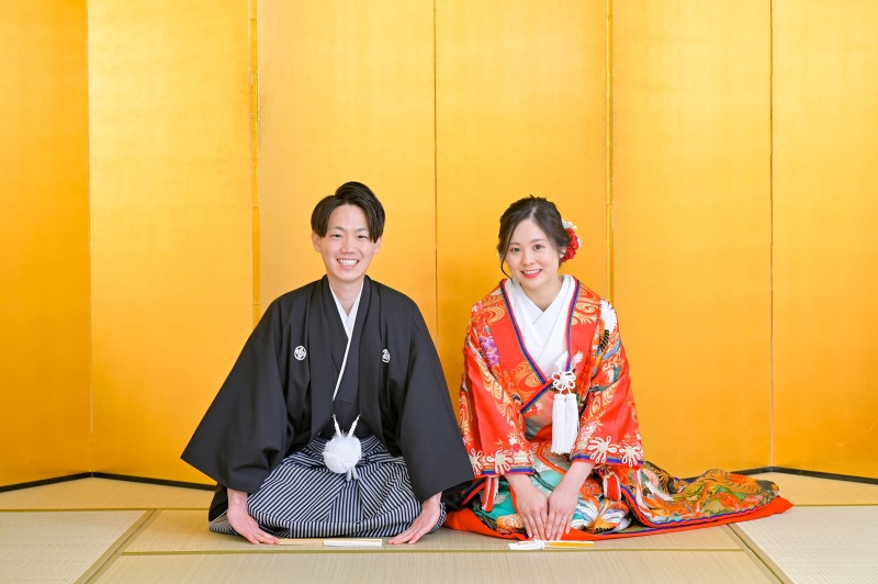 まずは金屏風の前で