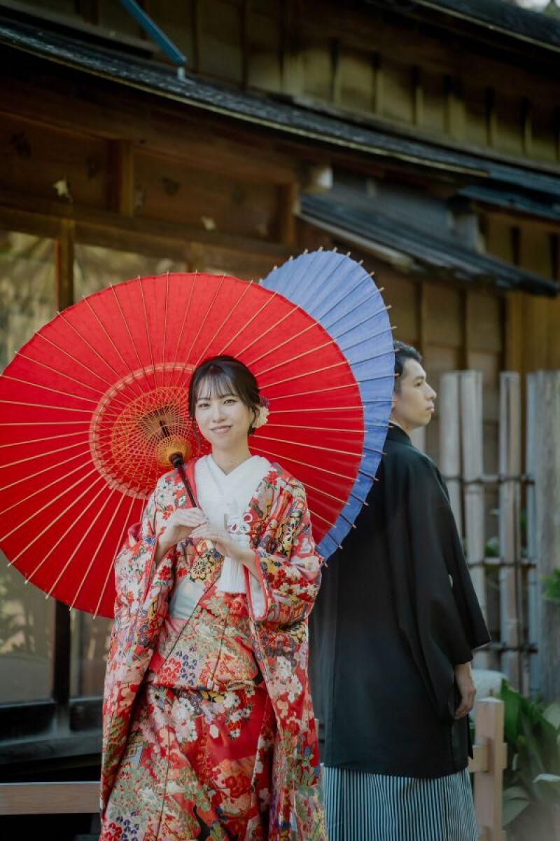 情緒ある家屋の前で