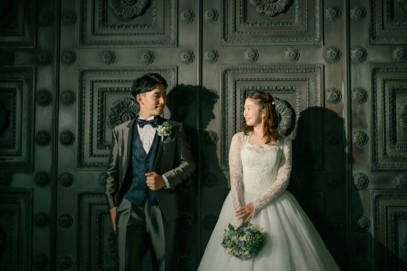 重厚感のある扉の前で撮影