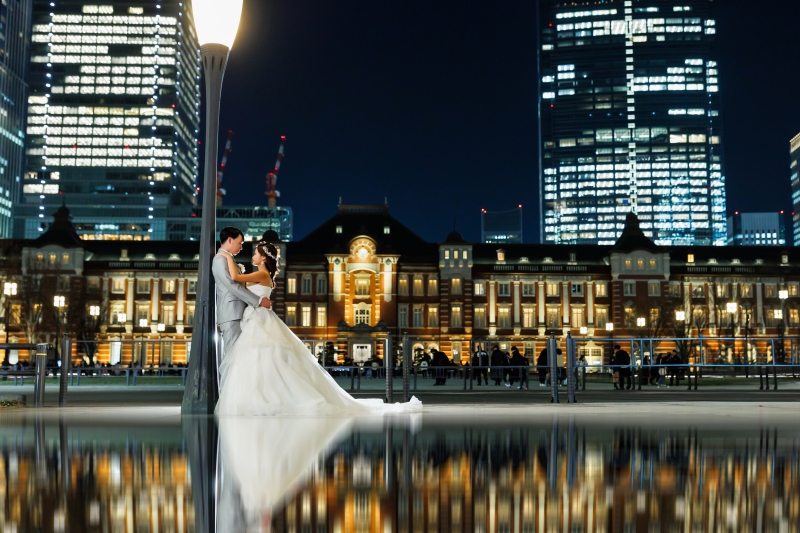 東京駅舎をバックに