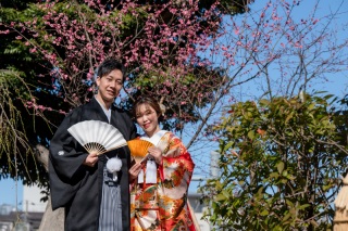 和装は庭園で撮影　洋装は東京駅で撮影