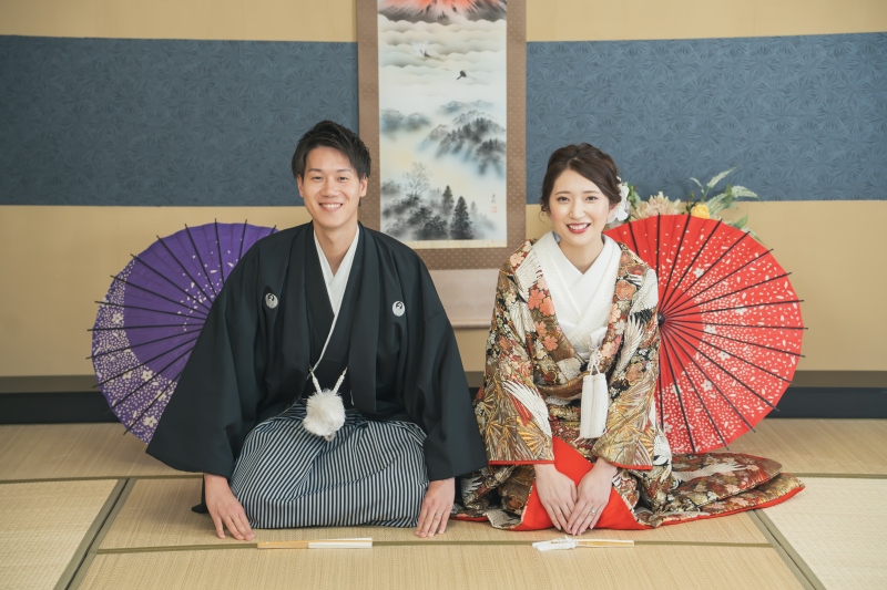 掛け軸の前で正座ショット