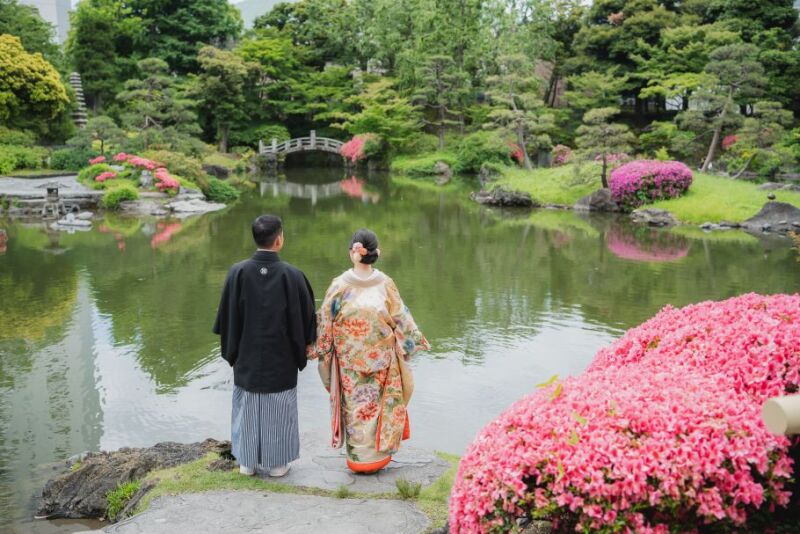 おふたりで池に向かってのショット