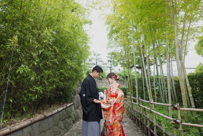 和装は日本庭園（和室付）で撮影、洋装は東京駅で撮影