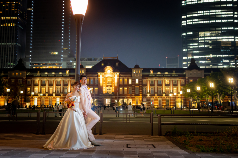 洋装は夜の東京駅での撮影