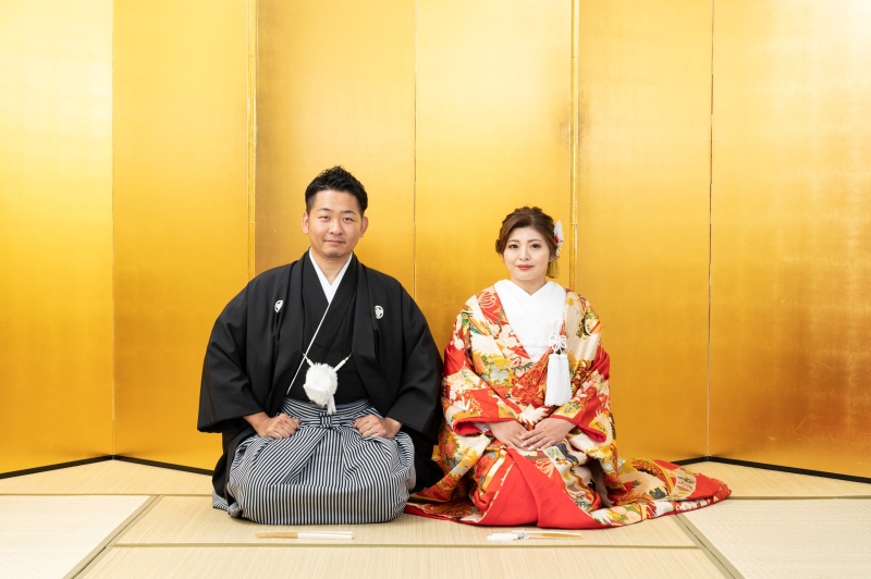 まずは、金屏風の前で1枚