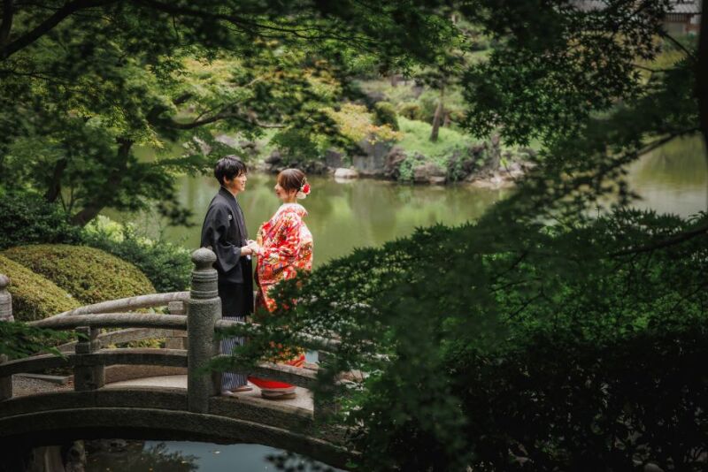 太鼓橋で見つめ合って