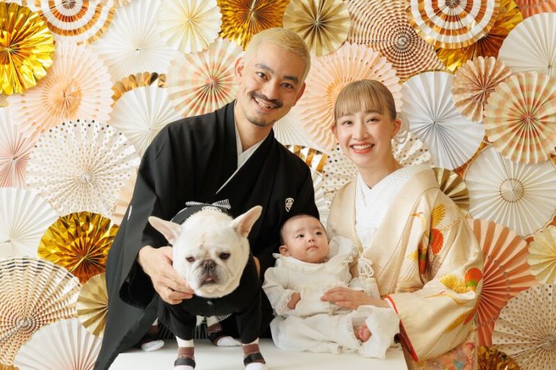 ペーパーファンを背景に