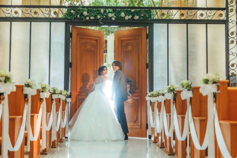 幸せの木につつまれたチャペル